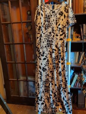 Black Floral Print Cream Maxi Dress — Women's Short Sleeve Maxi